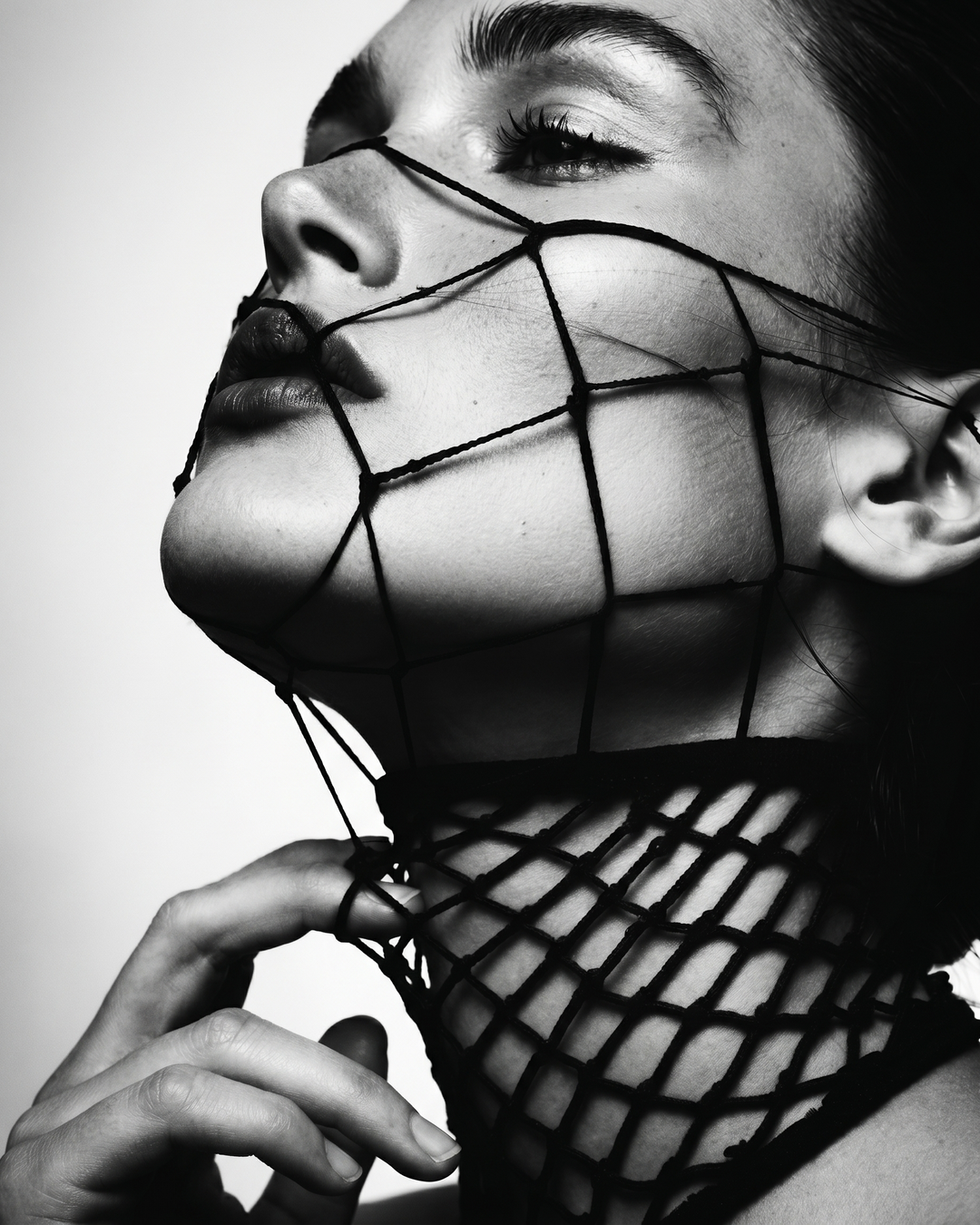 Editorial — siatka na twarzy